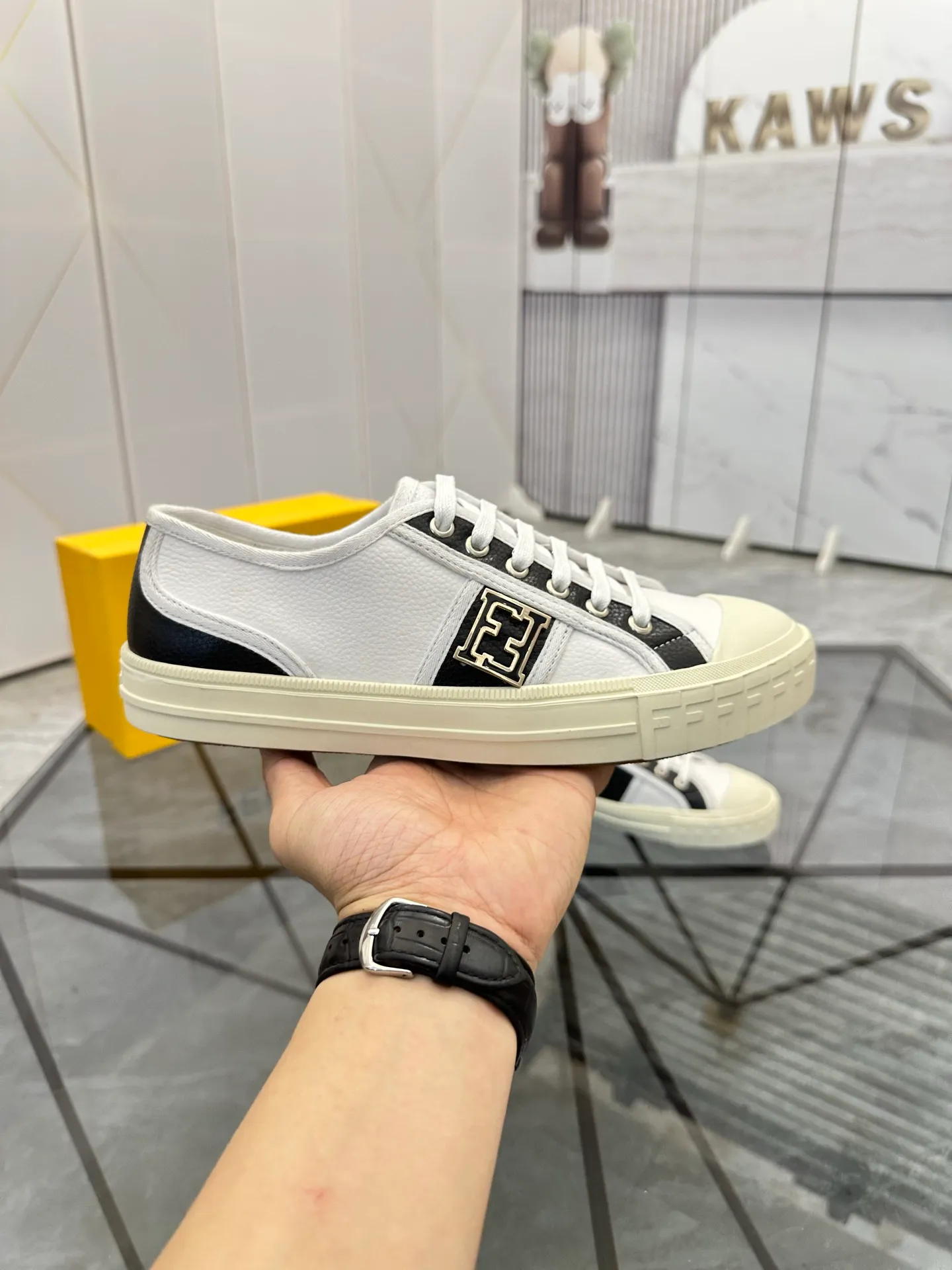 Selling men's shoes 💰: 💰P440¥ Product trademark: Fendi* "Fendi*" low-top casual shoes Regular size: 38-44 (can be customized to 45) Product materials: imported cowhide upper, sheepskin lining, original outsole. No.:6735